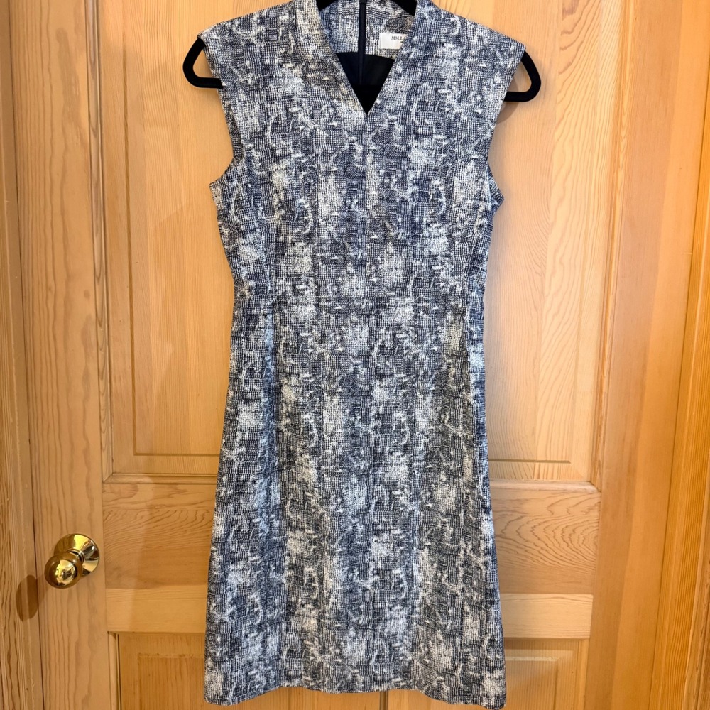 MM LaFleur Sheath Dress 2 Black White Textured V-Neck Sleeveless Lined Business
